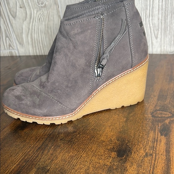TOMS Womens 7 AVERY Leather Wedge Heel Ankle Booties Round Toe BOHO Faux Suede - Picture 1 of 6